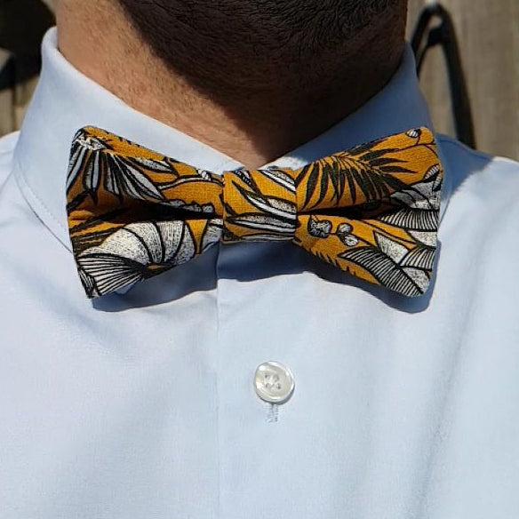 Noeud papillon jaune avec imprimé floral "Histoire naturelle moutarde"