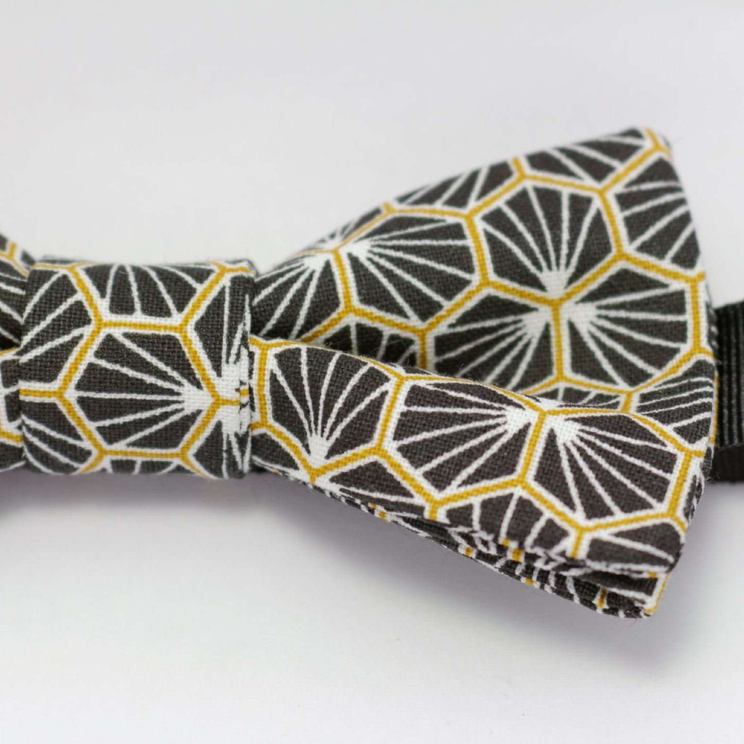 Noeud papillon noir graphique "Ananas noir"