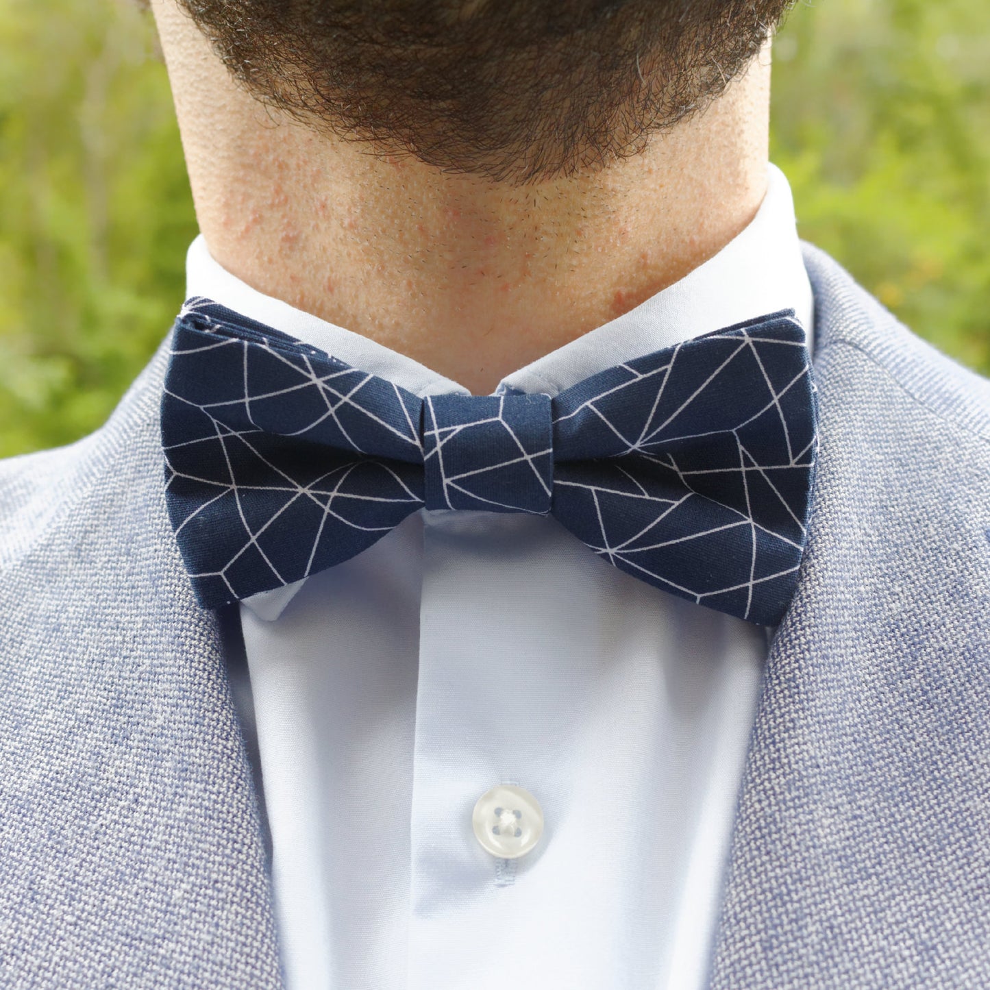 Noeud papillon bleu motif graphique "Horizon des événements"