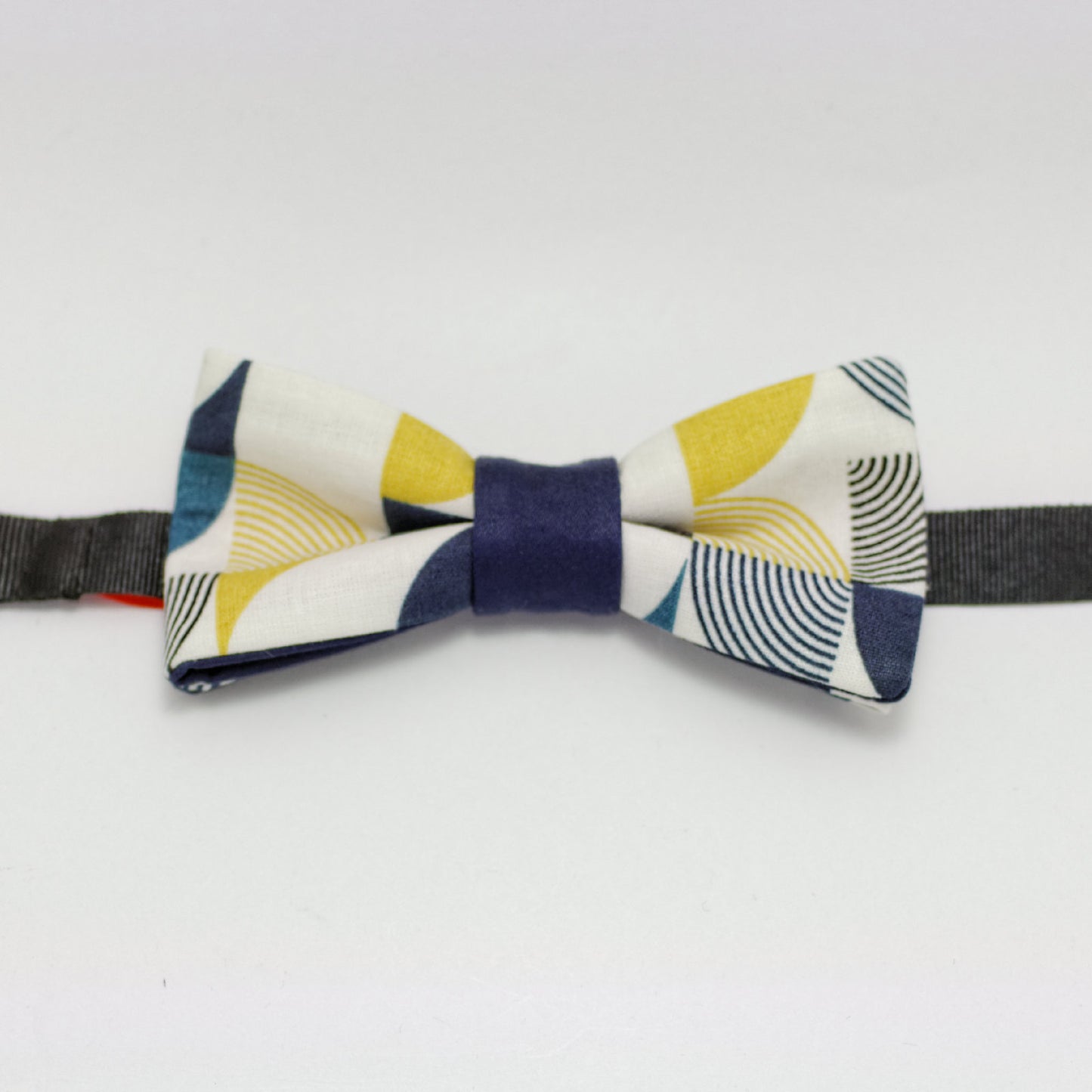 Noeud papillon bleu et blanc graphique "Bauhaus"