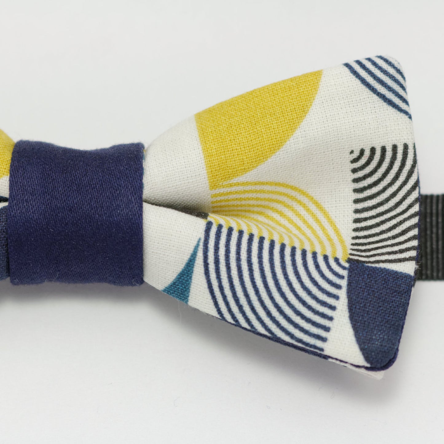 Noeud papillon bleu et blanc graphique "Bauhaus"