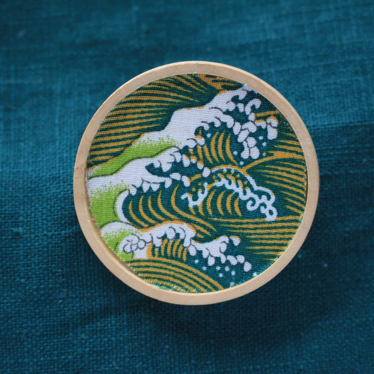 Broche vague verte inspiration hokusai