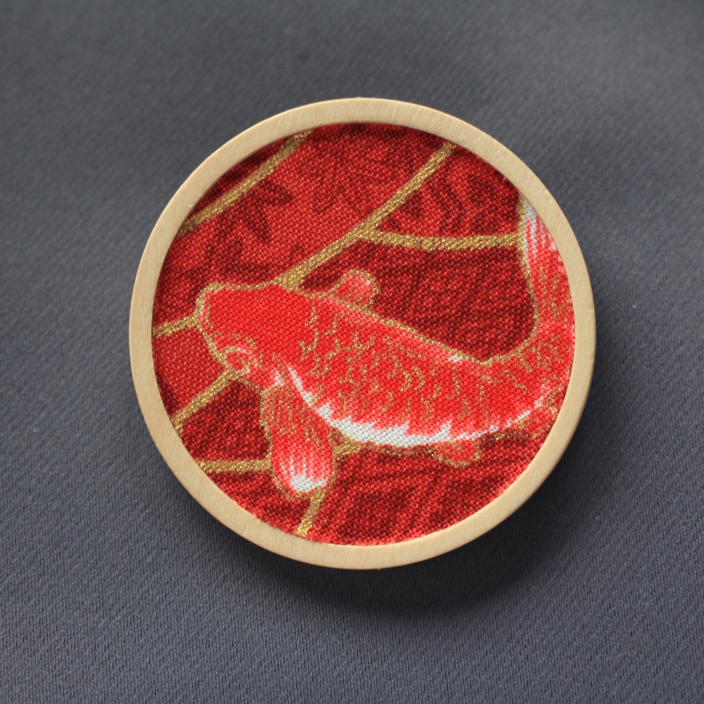 Broche carpe koi rouge