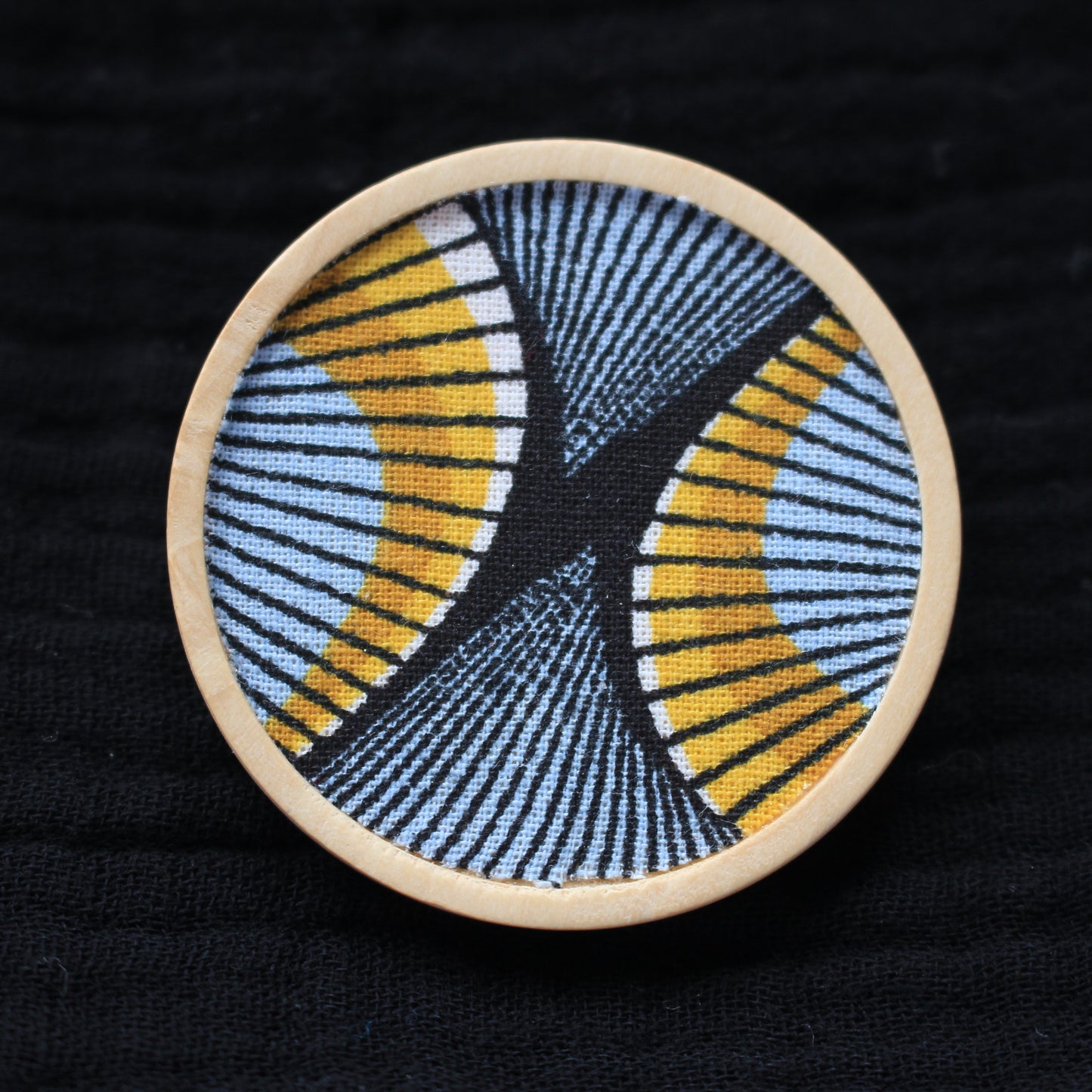 Broche graphique noir et jaune