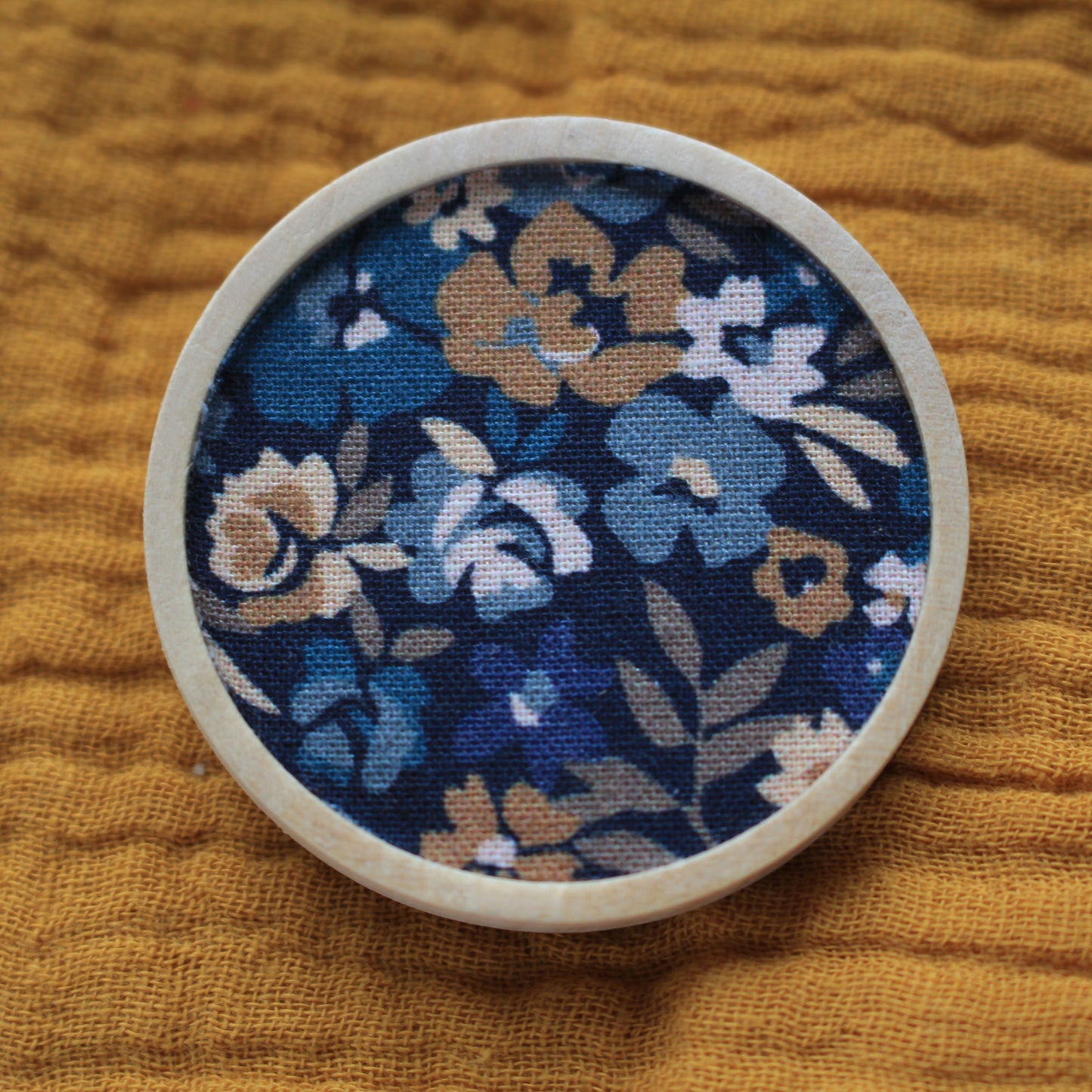 Broche fleurs bleues