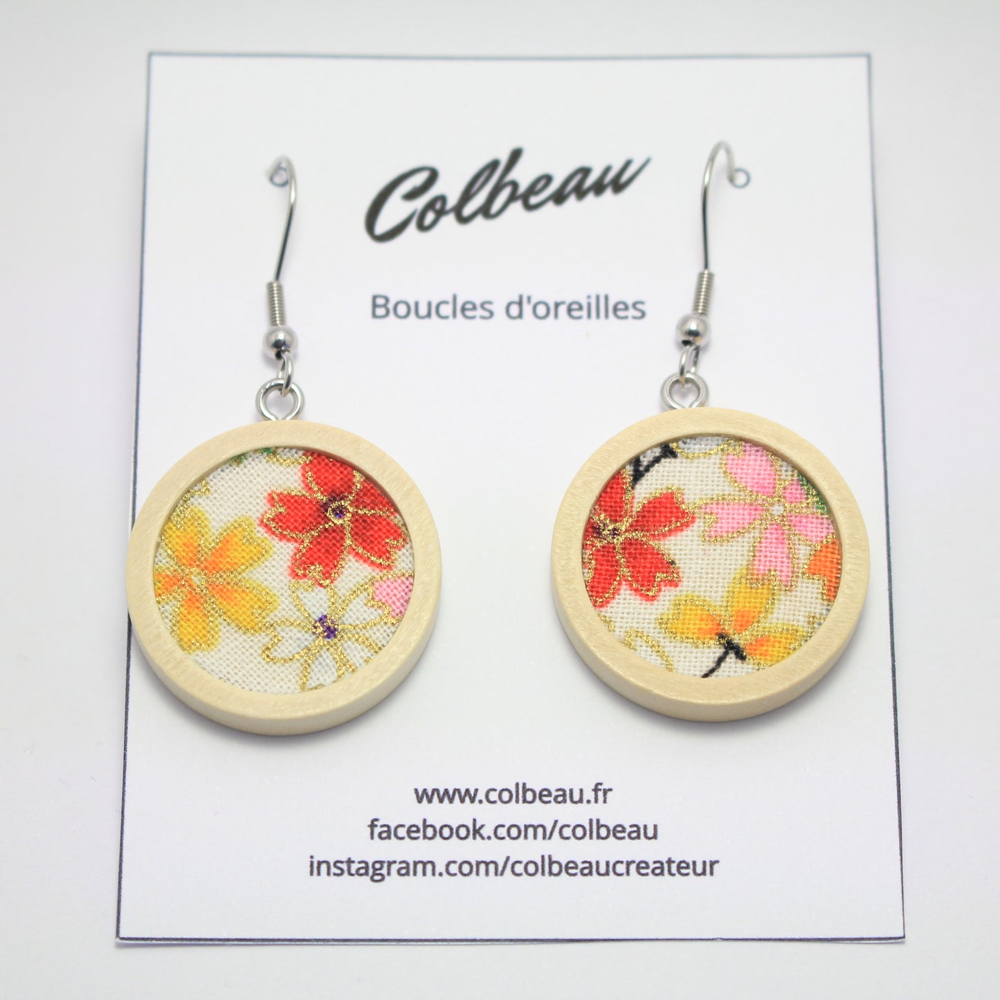 Boucles d'oreilles fleurs japonaises fond blanc