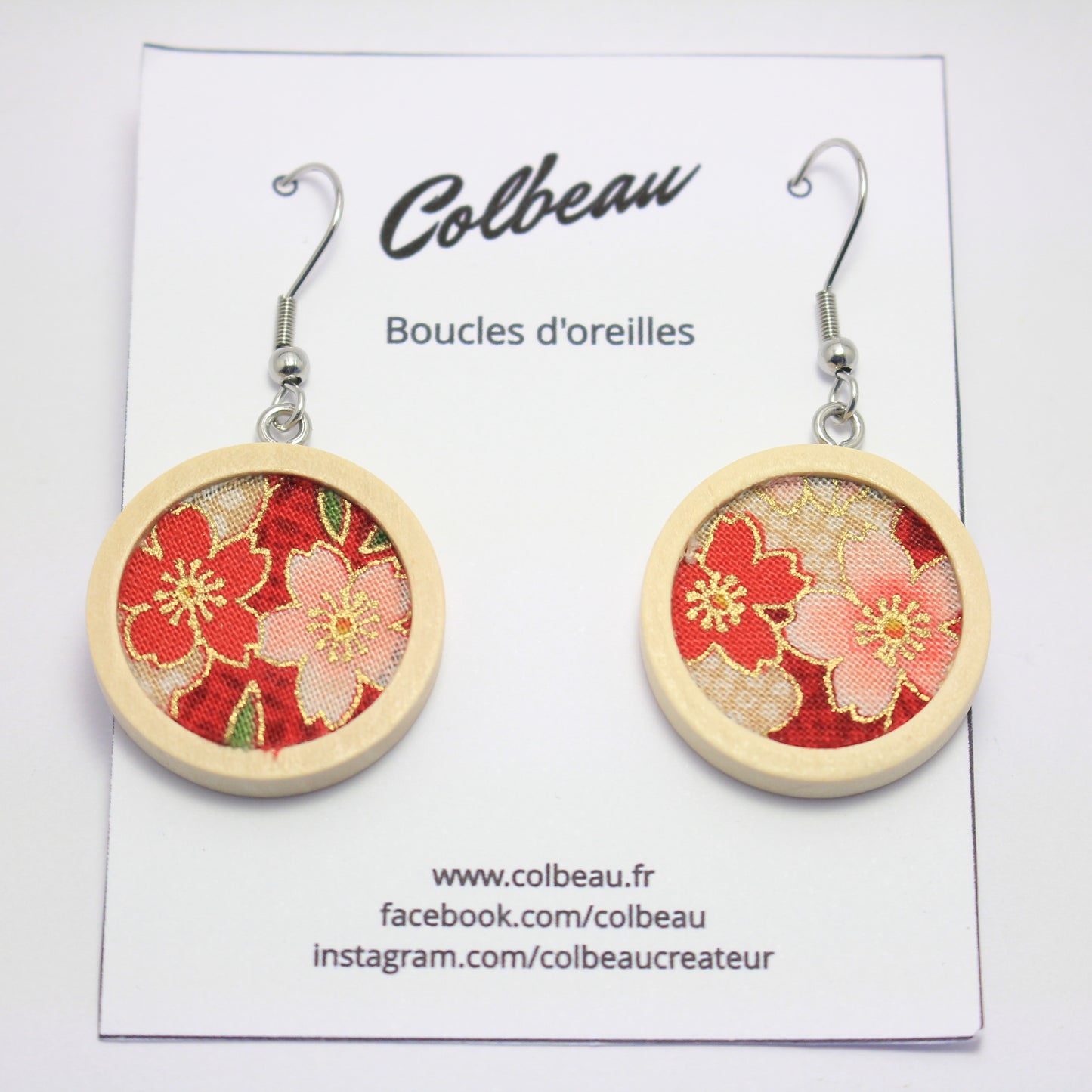 Boucles d'oreilles fleurs japonaises fond rouge