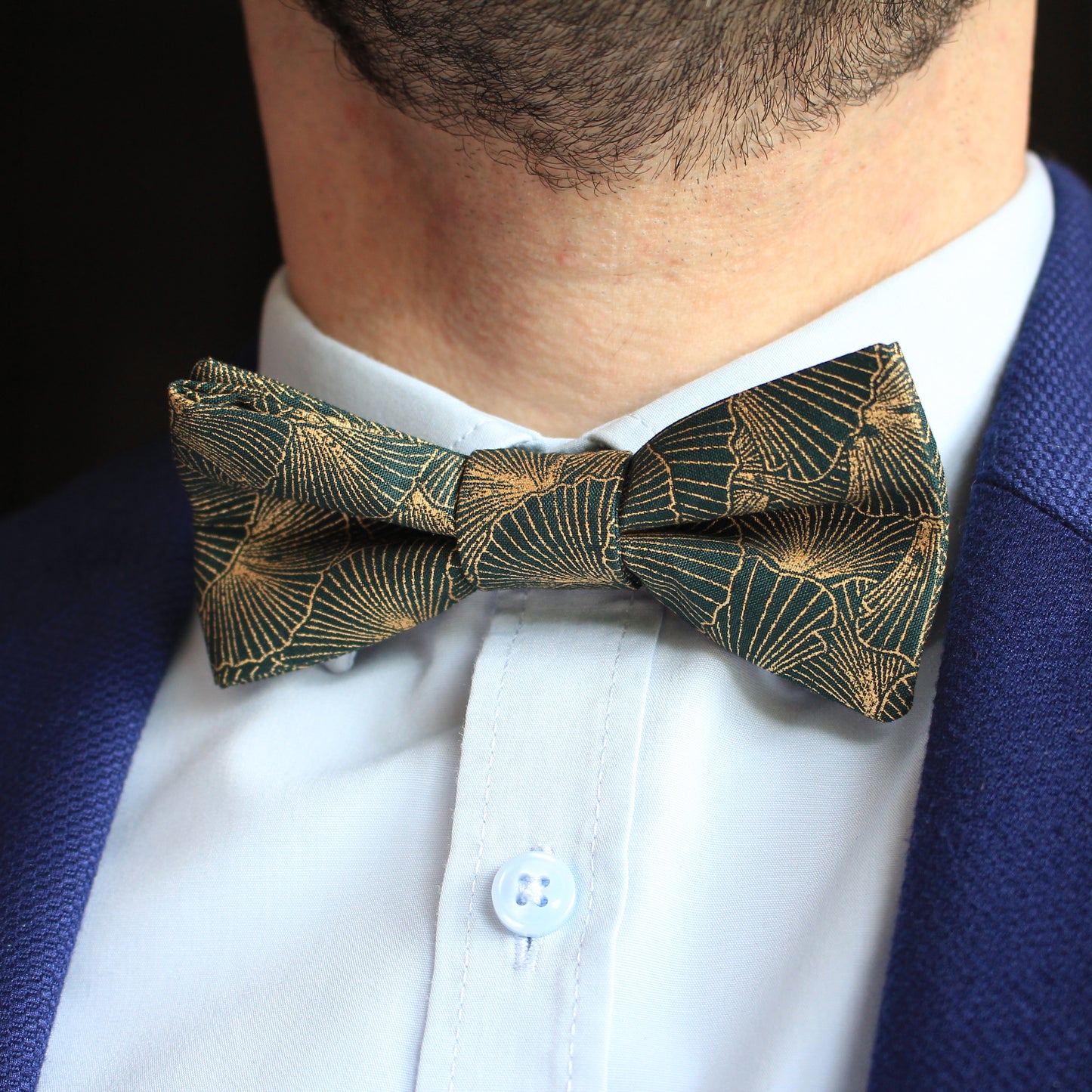 Noeud papillon vert avec imprimé feuilles de gingko doré "La tentation du chic"