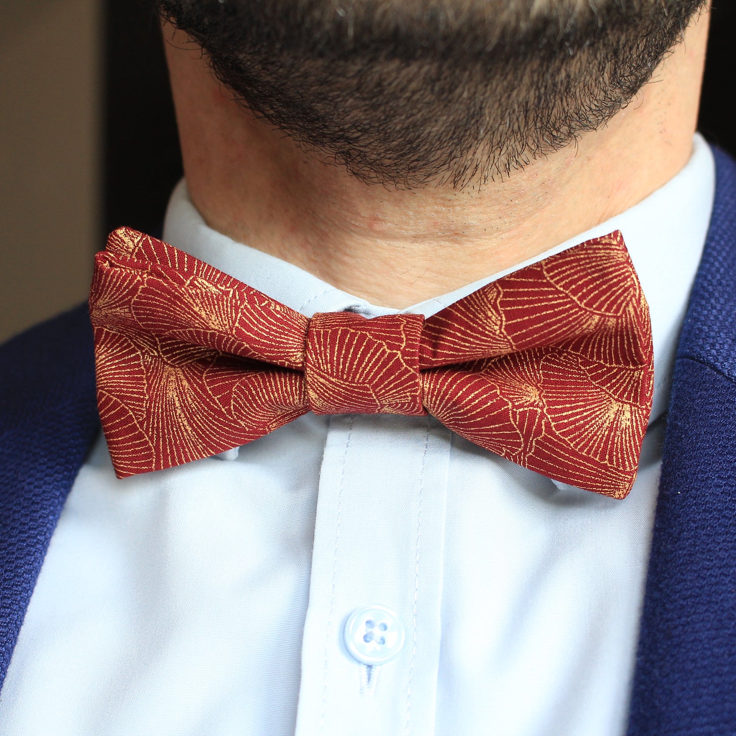 Noeud papillon bordeaux avec imprimé feuilles de gingko doré "La tentation du chic"