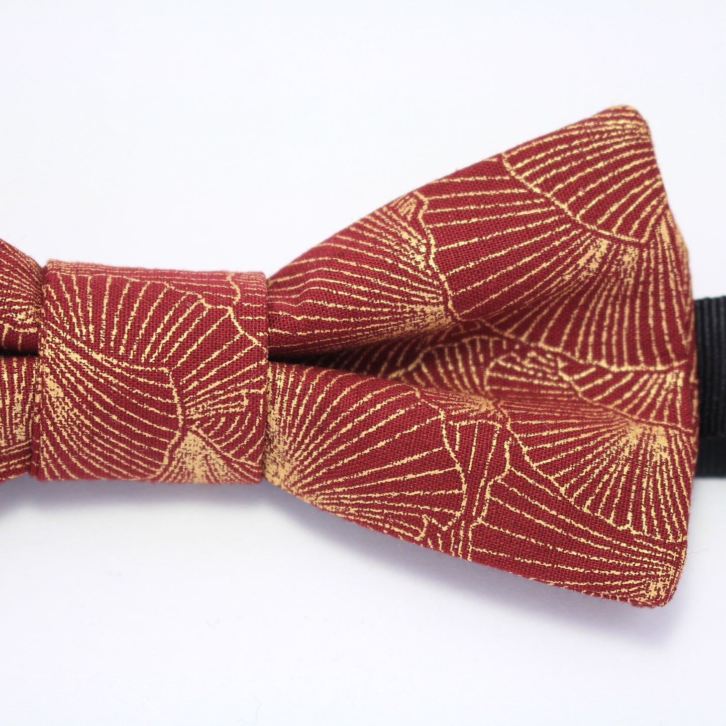 Noeud papillon bordeaux avec imprimé feuilles de gingko doré "La tentation du chic"