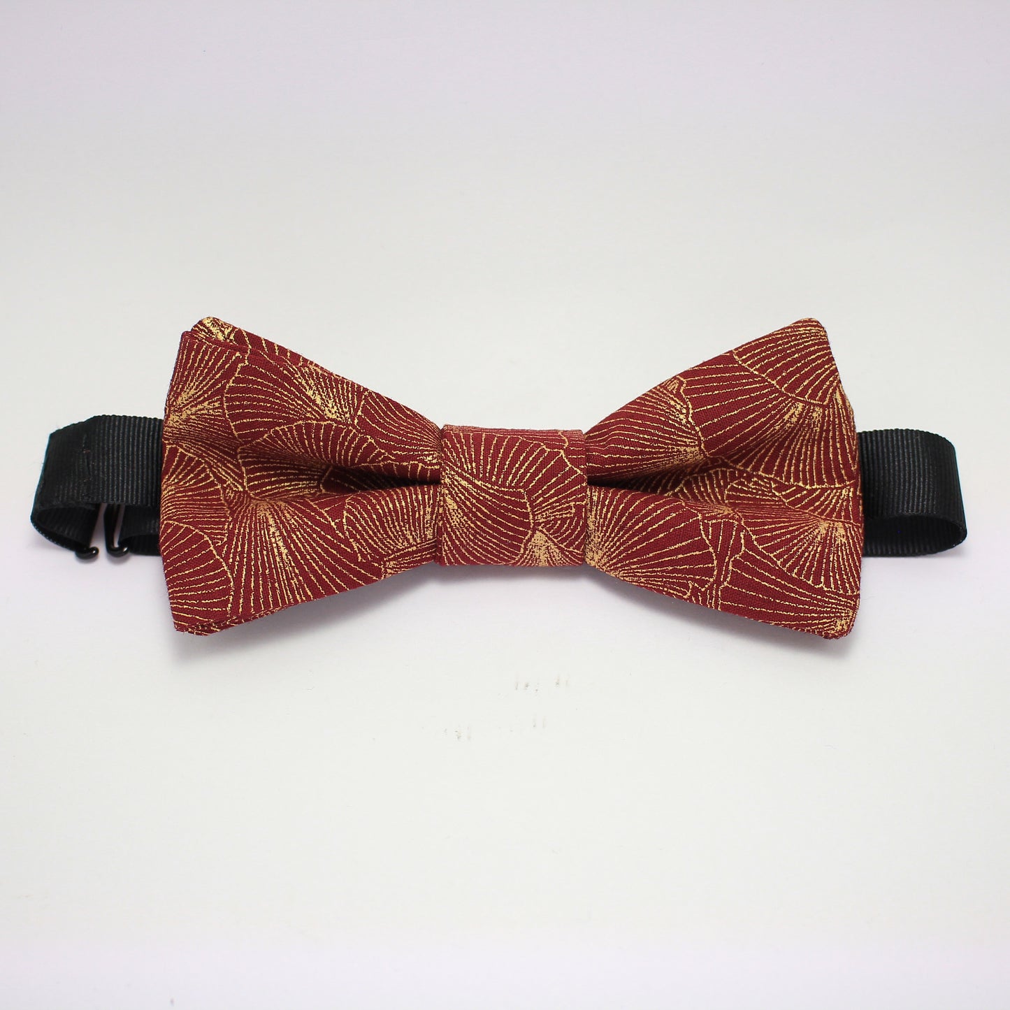 Noeud papillon bordeaux avec imprimé feuilles de gingko doré "La tentation du chic"