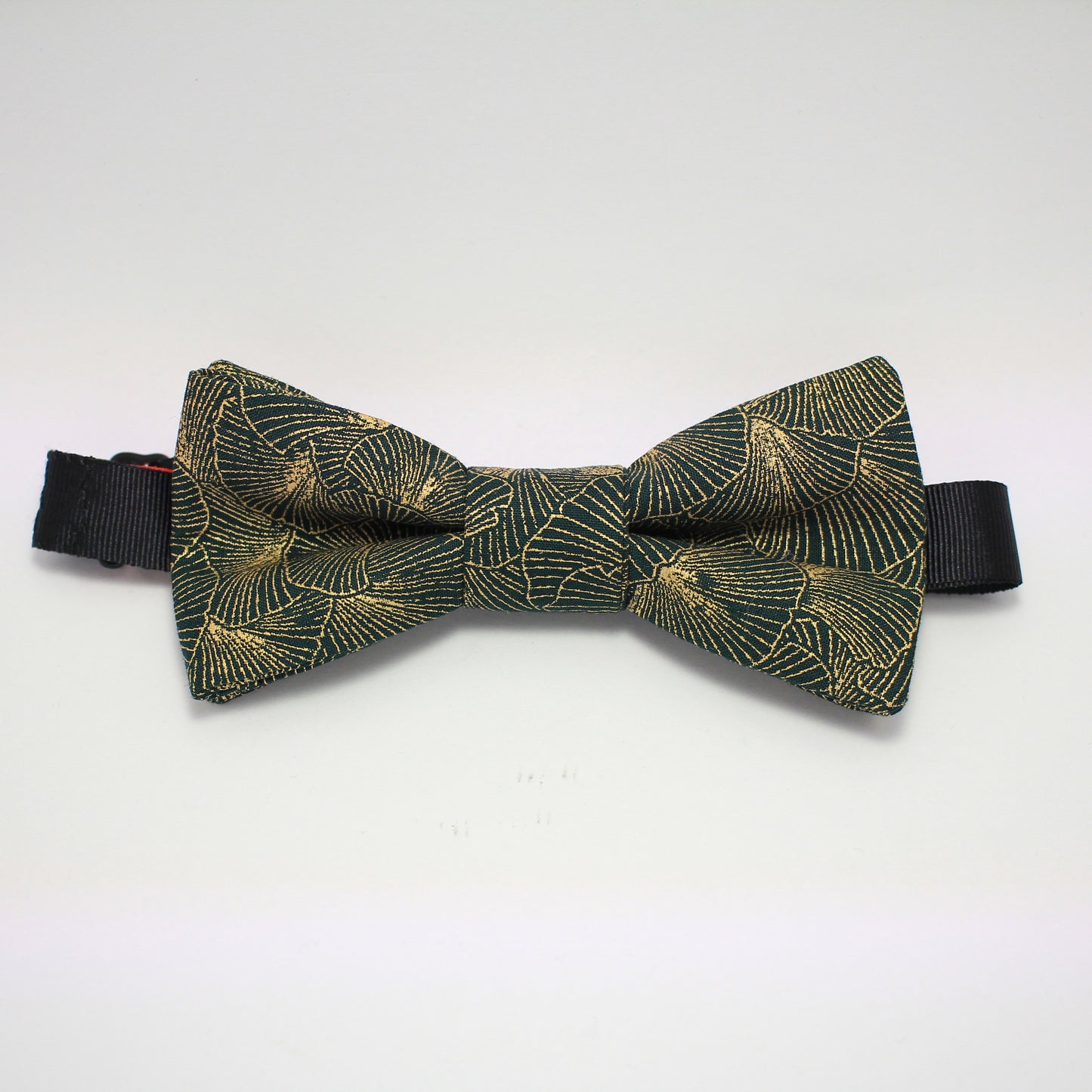 Noeud papillon vert avec imprimé feuilles de gingko doré "La tentation du chic"