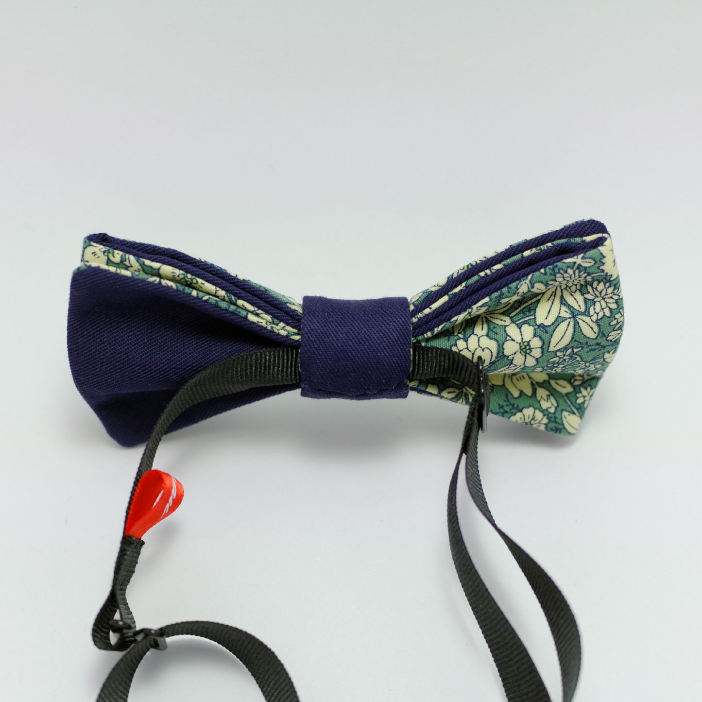 Noeud papillon vert et bleu fleuri "Sentiment romantique"