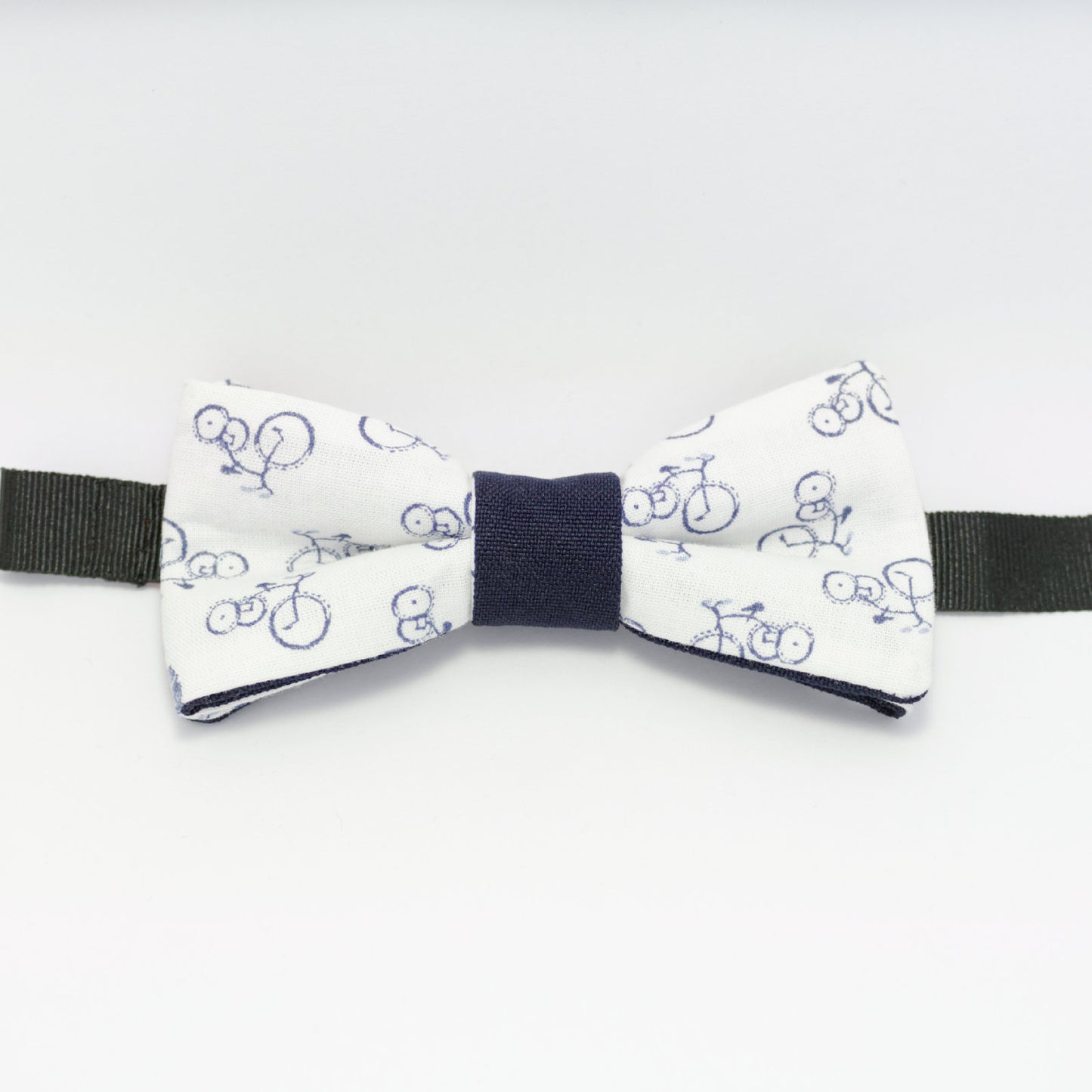 Noeud papillon blanc avec petits vélos "Biclou"