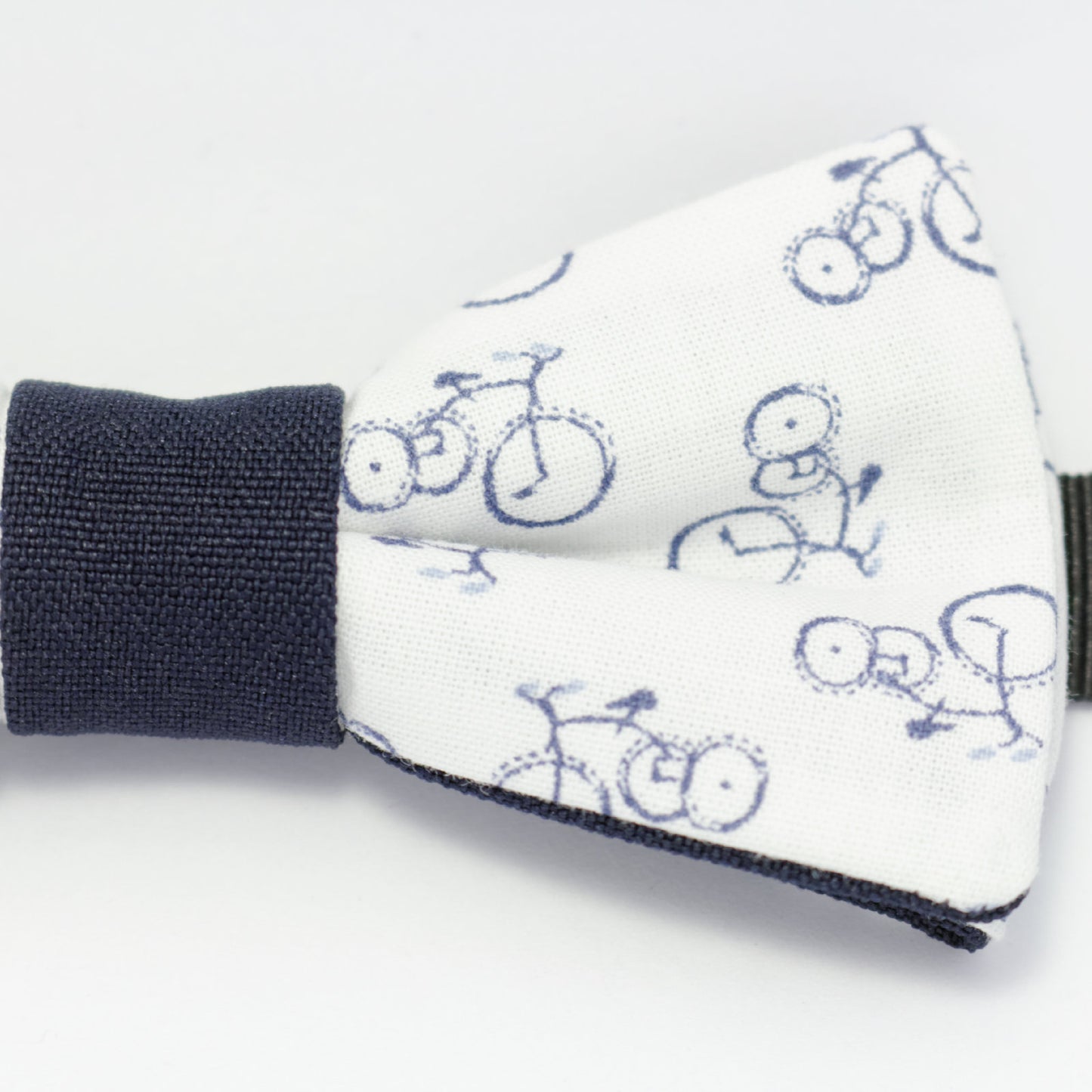Noeud papillon blanc avec petits vélos "Biclou"