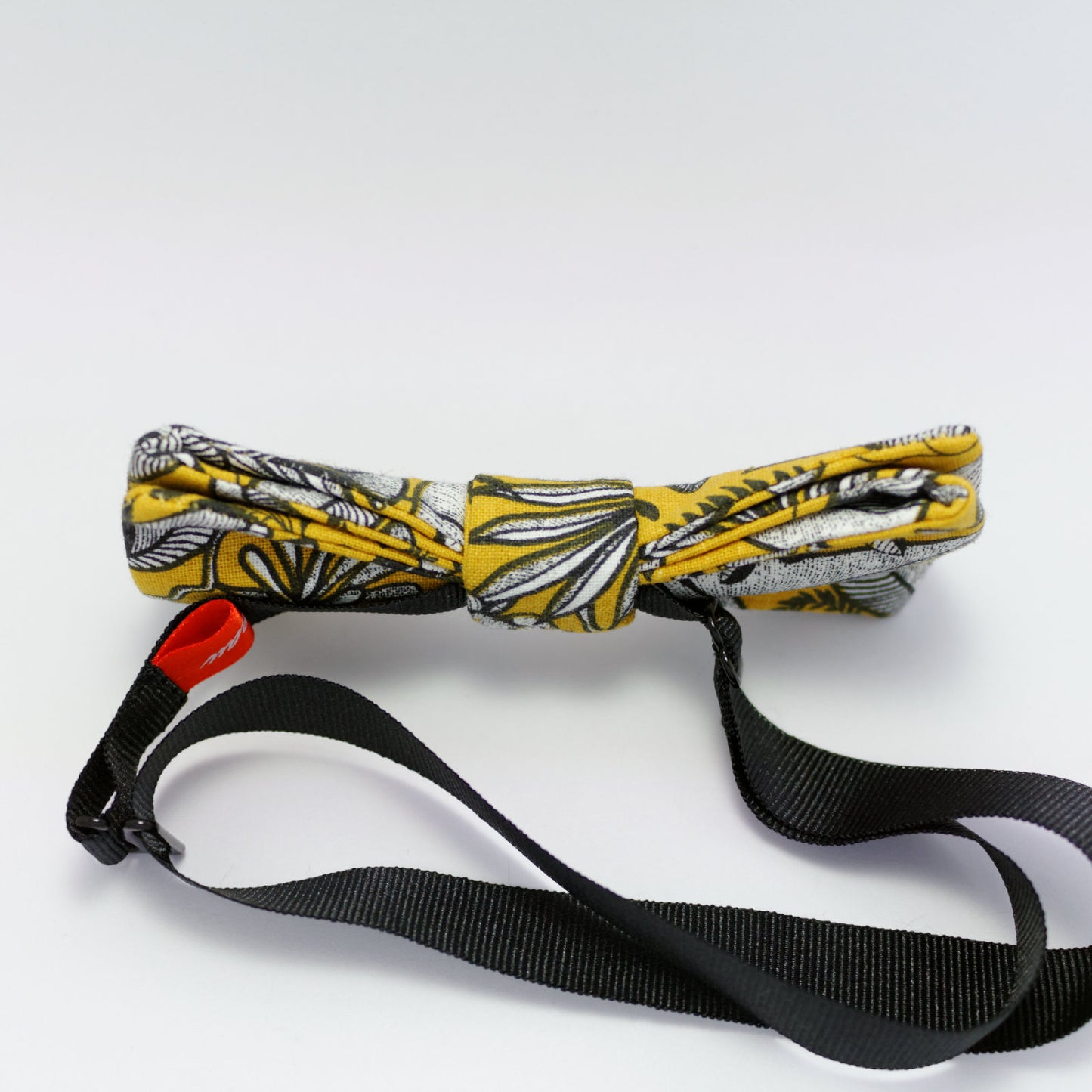 Noeud papillon jaune avec imprimé floral "Histoire naturelle moutarde"