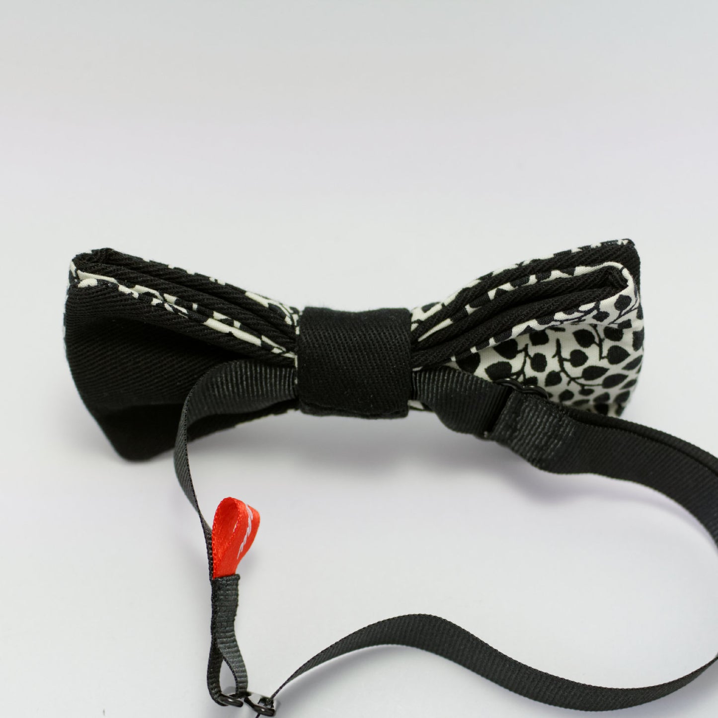 Noeud papillon noir et blanc floral "Magie noire"