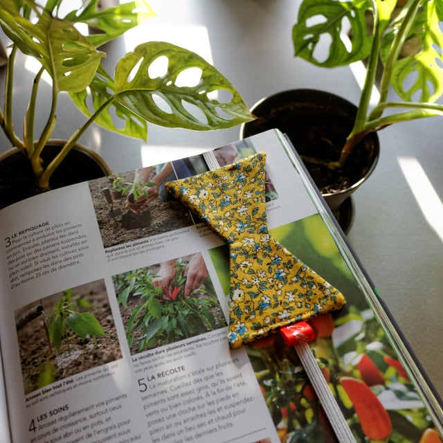 Marque page en tissu avec élastique en forme de noeud papillon jaune fleuri