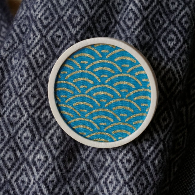 Broche vagues japonaises bleu